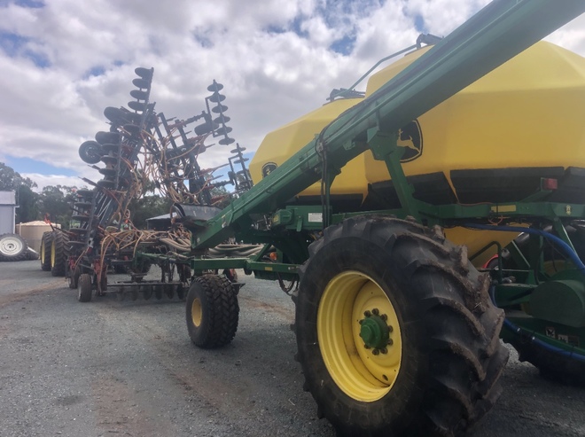 41ft Flexi Coil 820 Seeder Bar with 2006 John Deere 1910 2 Bin 13000L Air Cart