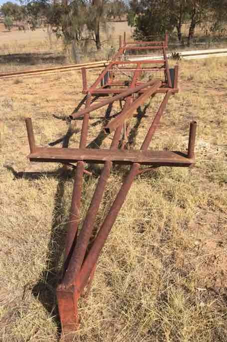 Irrigation pipe carrier 