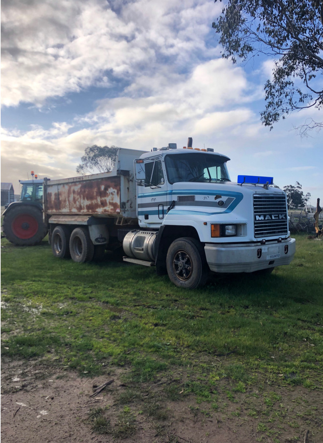 Mack Tipper  425 hp