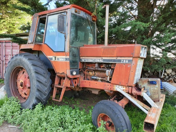 tractor IH 786