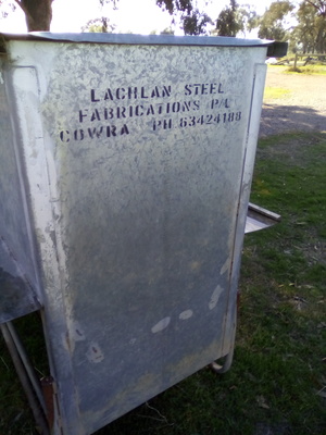COWRA SHEEP LICK FEEDER
