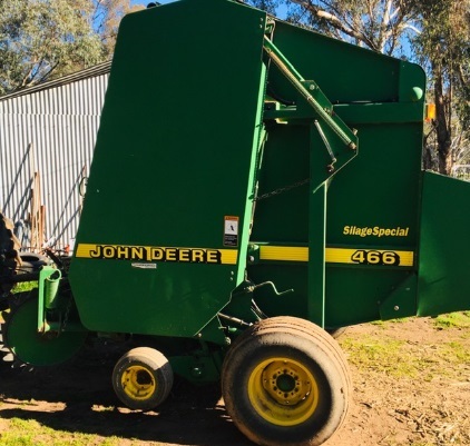 John Deere 466 Round Baler