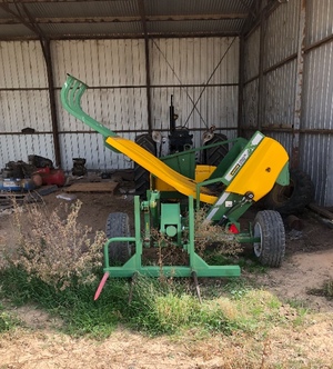 Hustler X5000 Big Square/Round Bale Feed Out Wagon