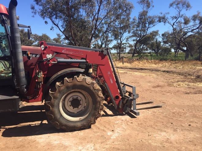 Case IH MX135 with Challenge Front End Loader