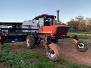 MacDon 9352 Turbo with MacDon 972 Front