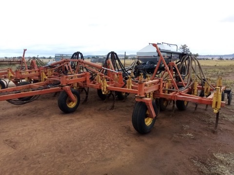 Under Auction - Bourgault 8810 Seeder Bar & FlexiCoil 1720 Air Cart - 2% + GST Buyers Premium On All Lots 