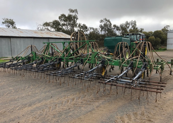 37ft John Deere 275 Bar & Alfarm Box 