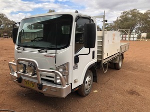 2013 Isuzu NPR 200 tradepack 