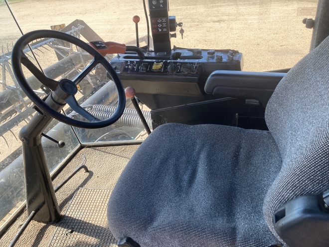 Macdon 9000 Windrower with 21ft Macdon960 draper front