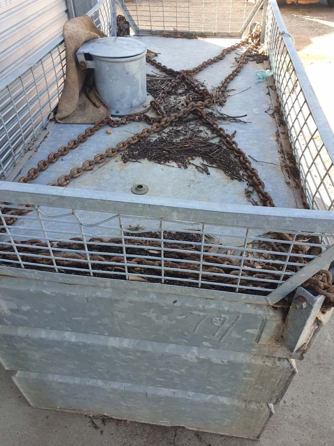 1200lt water tank with lifting chains