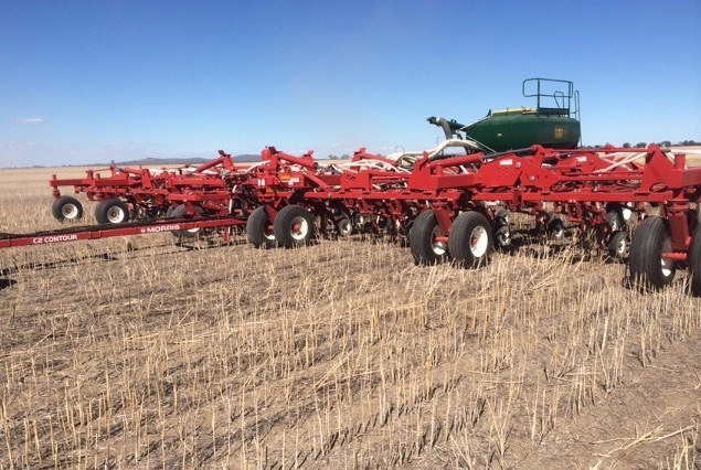 60ft Morris Contour Bar with Simplicity Quad Air Cart with Augers