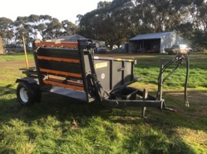Hydraulic square and round bale feeder