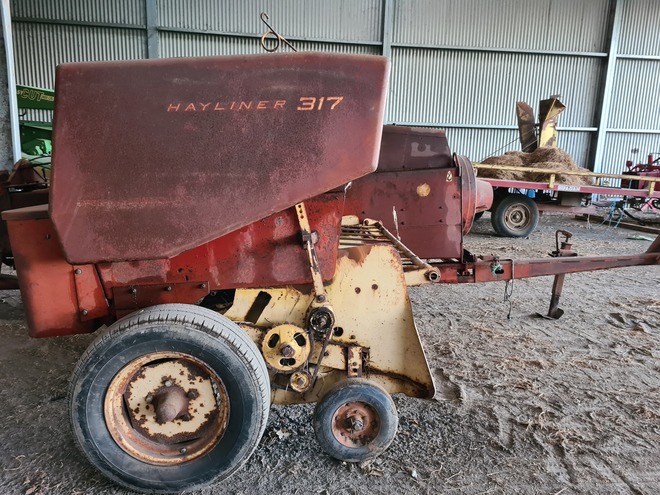 New Holland Hayliner 317 Baler