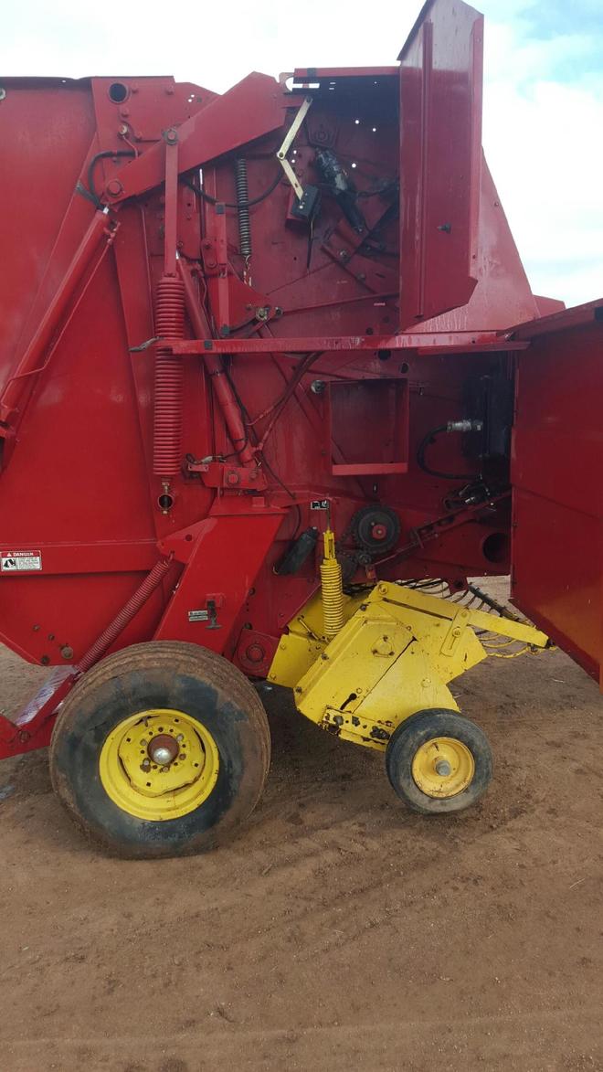 New Holland 654 Round Baler