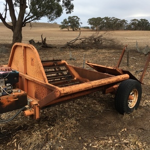 Round bale hay feeder
