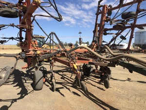 New Holland Trashfarmer & Simplicity 3300 TR2 Air Cart