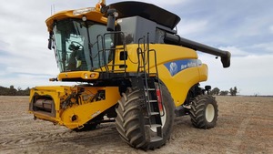 2008 New Holland CR9070 & 2016 MacDon D65 & Trailer