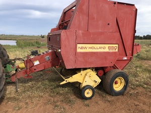 New Holland 650 round baler
