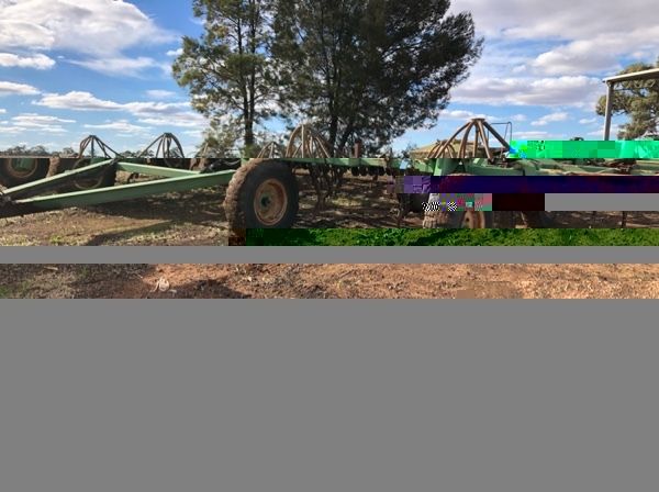 **** Price Reduced**** Smale 40ft airseeder + 5700 litre Simplicity aircart