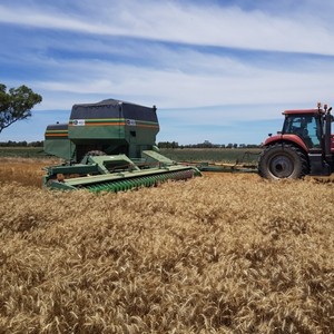 EOI 1985 John Deere 1051 PTO Header 