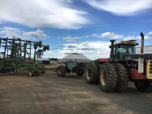  Seeding Outfit 1988 Ford Versatile 1720 Flexi-coil 2 bin 6000lt with PJ Green small seeds kit JD 1830 bar 36ft 10inch spacing’s.
