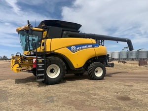 2012 CR8090 New Holland Header & Macdon Front