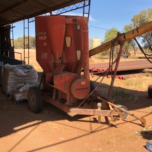 New Holland 352 Mixer