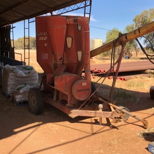 New Holland 352 Mixer