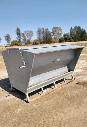 Paton MF 24 lick feeder