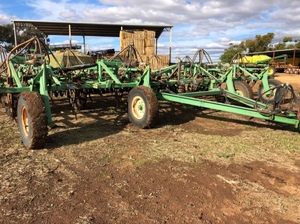 **** Price Reduced**** Smale 40ft airseeder + 5700 litre Simplicity aircart