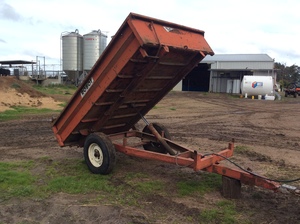 Robot tipping trailer