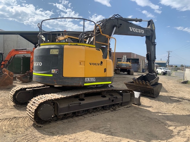 ECR235CL VOLVO EXCAVATOR WITH BLADE