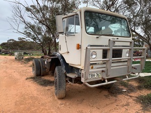 International Acco 610A Truck