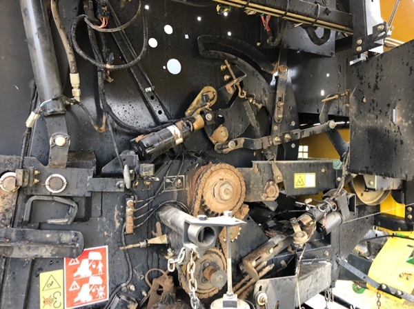 2011 NEW HOLLAND BR 7060 ROUND BALER