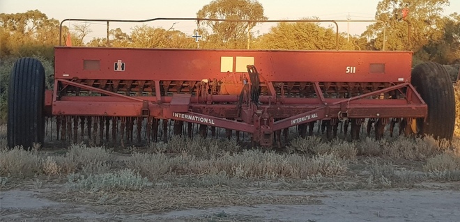 International 511 28 row Combine