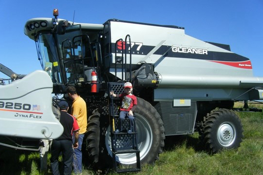 Gleaner S77 4WD Header with 30ft Dynaflex Front For Sale 