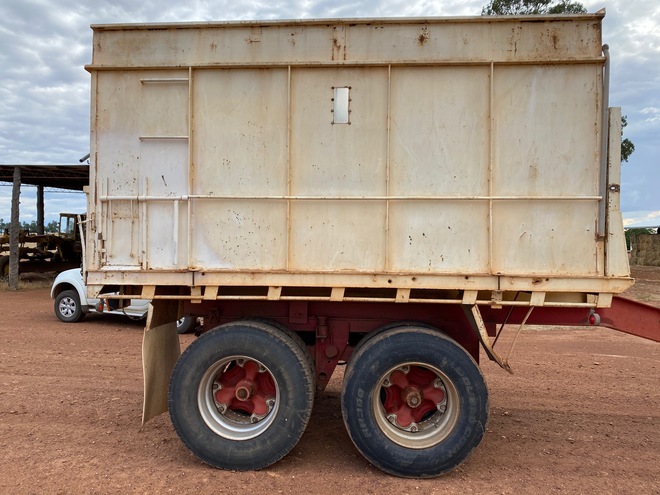 Acco 1950C Truck and Pig Trailer