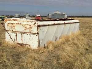 Tipping grain bin