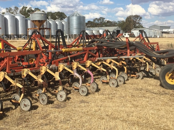 Air Seeder  Horwood  Bagshaw  with 47ft Bar & 8000L Tank / Cart