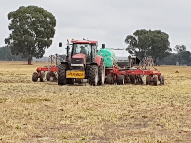 2010 SH 915 Vaderstad Seed Hawk with a Flexicoil 1720 Aircart