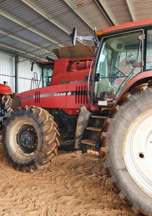 2001 CASE IH MX 255 TRACTOR- 2% + GST Buyers Premium On All Lots