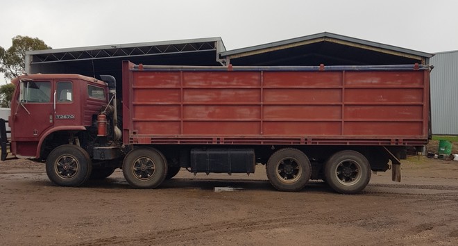 International T2670 tray truck