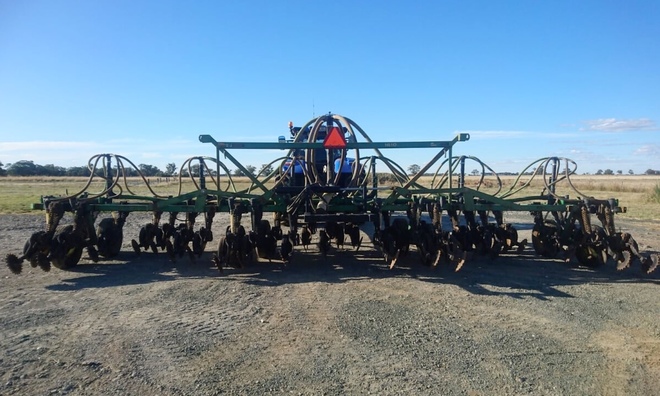 John Deere 32 Disc Seeder Bar