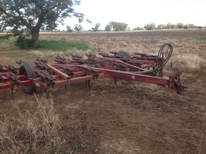 International 33 Tyne 211 Scarifier