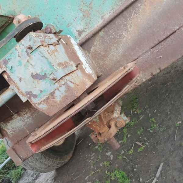 Husky 2T fertilizer spreader 