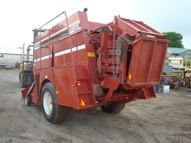 Hesston 4700 Baler