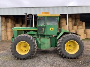 John Deere 7520 