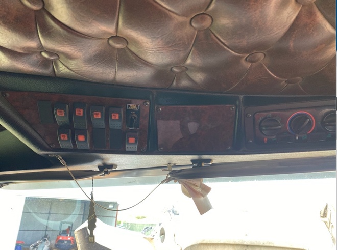 Under Auction - 2004 Kenworth 404 Truck with Hamelex Bin and Dog - 2% Buyers Premium On All Lots