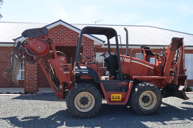 Ditch Witch RT90H Pipe / Cable Laying Vibratory Plough with Backhoe