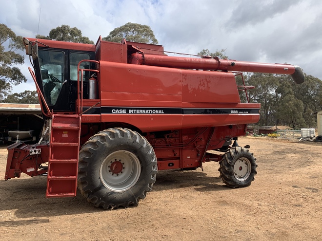 Case 1688 Header with 1010 Front